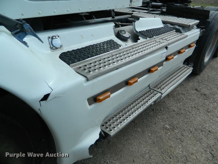 image for item DE4461 1998 International 9200  semi truck