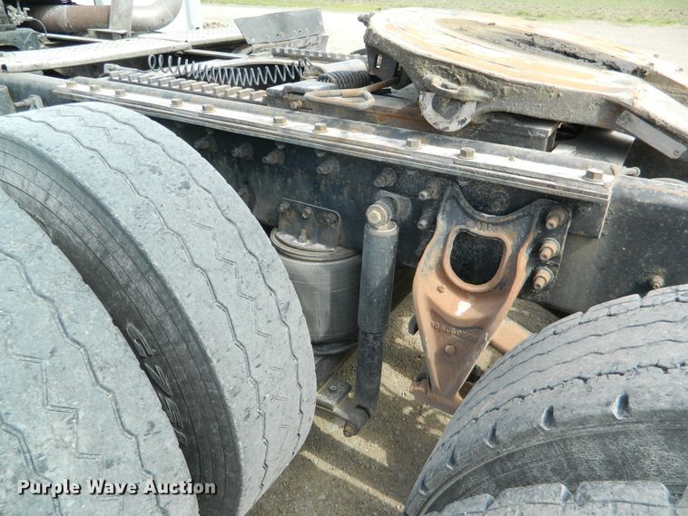 image for item DE4461 1998 International 9200  semi truck