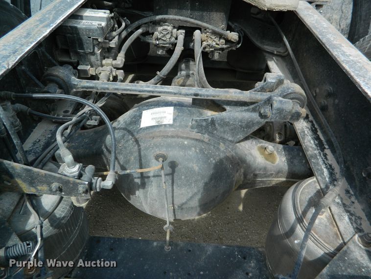 image for item DE4461 1998 International 9200  semi truck