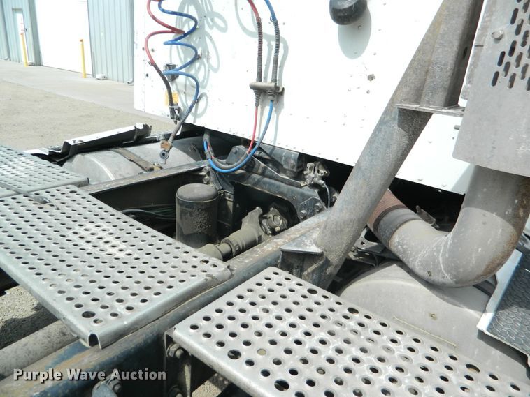 image for item DE4461 1998 International 9200  semi truck