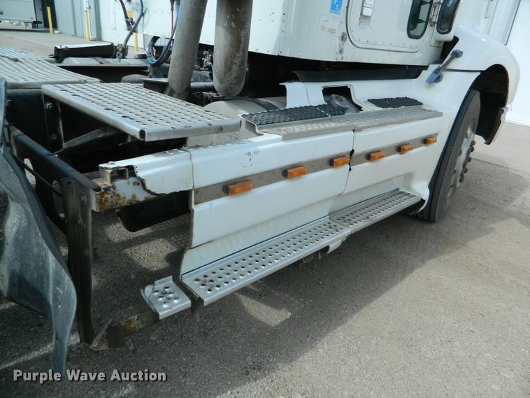 image for item DE4461 1998 International 9200  semi truck