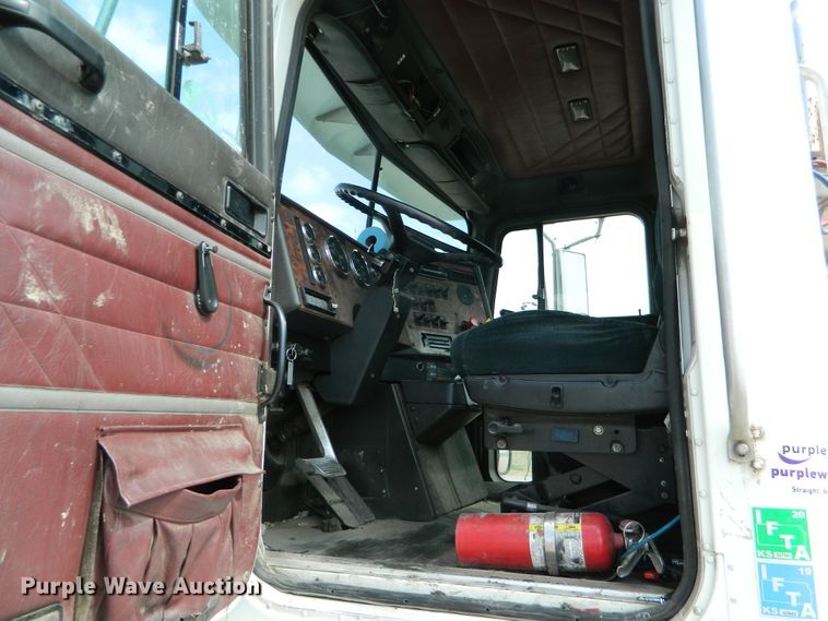 image for item DE4461 1998 International 9200  semi truck