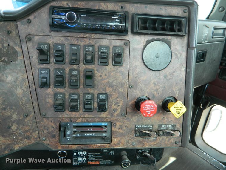 image for item DE4461 1998 International 9200  semi truck