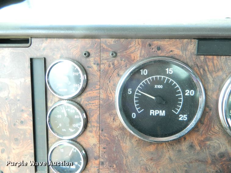 image for item DE4461 1998 International 9200  semi truck