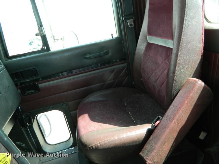 image for item DE4461 1998 International 9200  semi truck