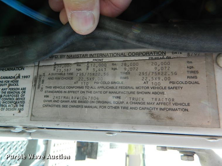 image for item DE4461 1998 International 9200  semi truck