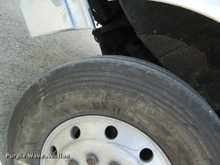 image for item DE4461 1998 International 9200  semi truck