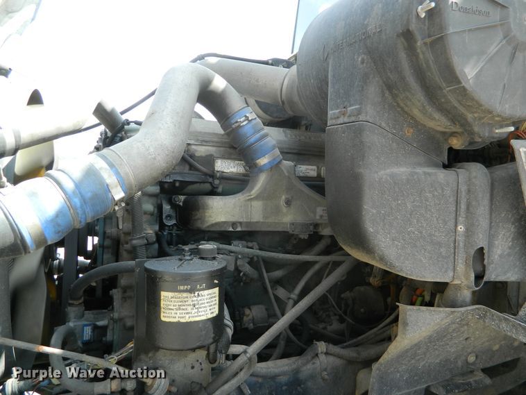 image for item DE4461 1998 International 9200  semi truck