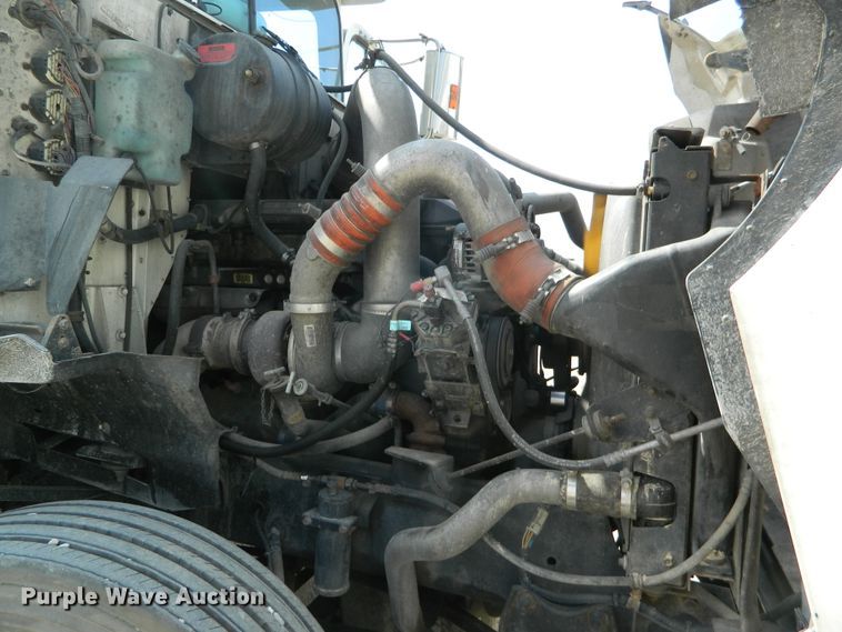 image for item DE4461 1998 International 9200  semi truck