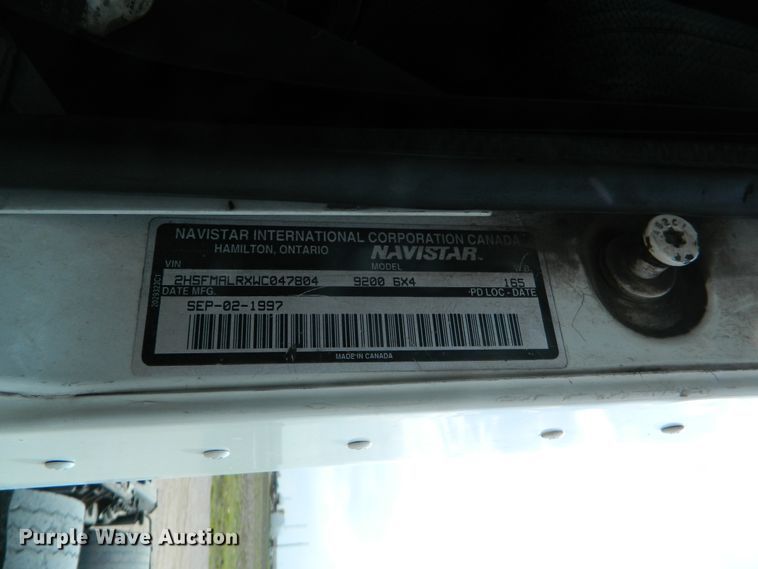 image for item DE4461 1998 International 9200  semi truck