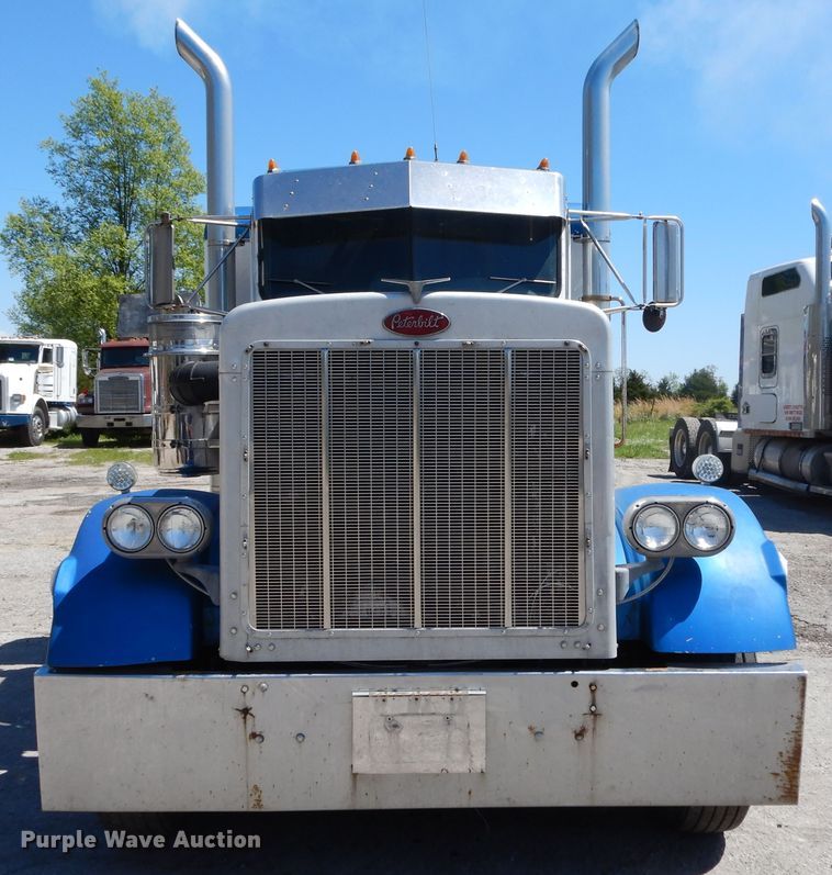 image for item DE5592 1986 Peterbilt 379 semi truck