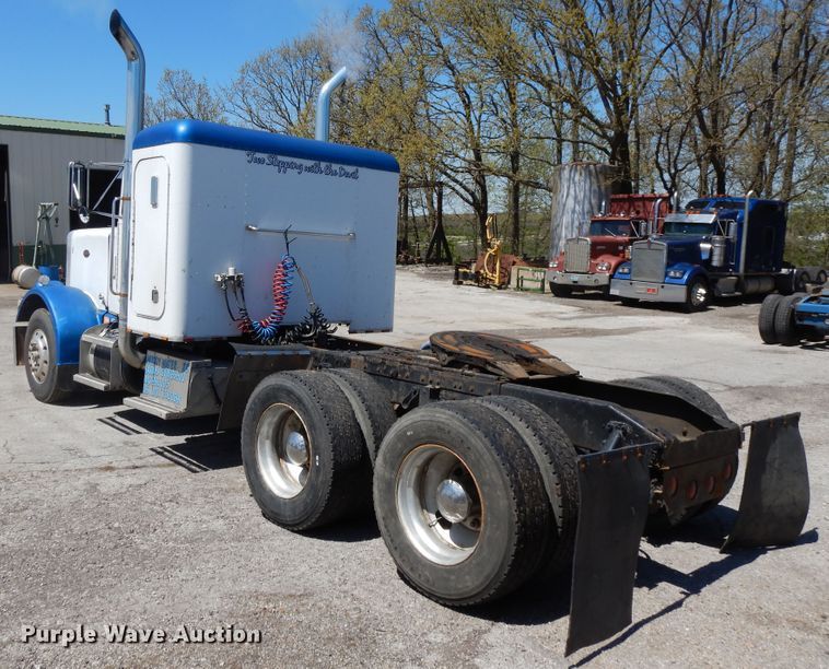 image for item DE5592 1986 Peterbilt 379 semi truck