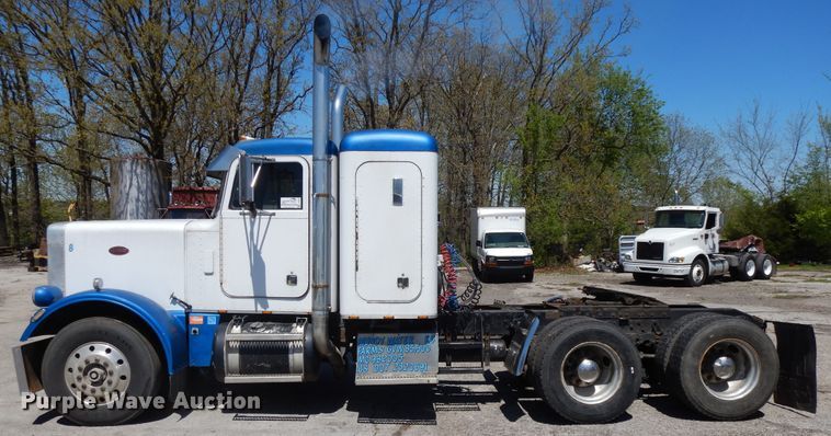 image for item DE5592 1986 Peterbilt 379 semi truck