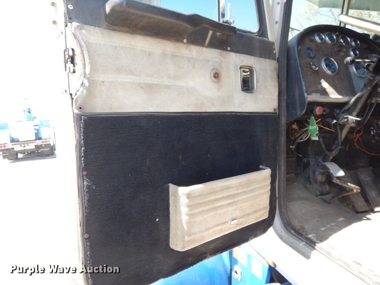 image for item DE5592 1986 Peterbilt 379 semi truck