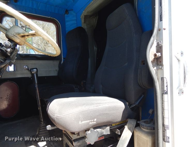 image for item DE5592 1986 Peterbilt 379 semi truck