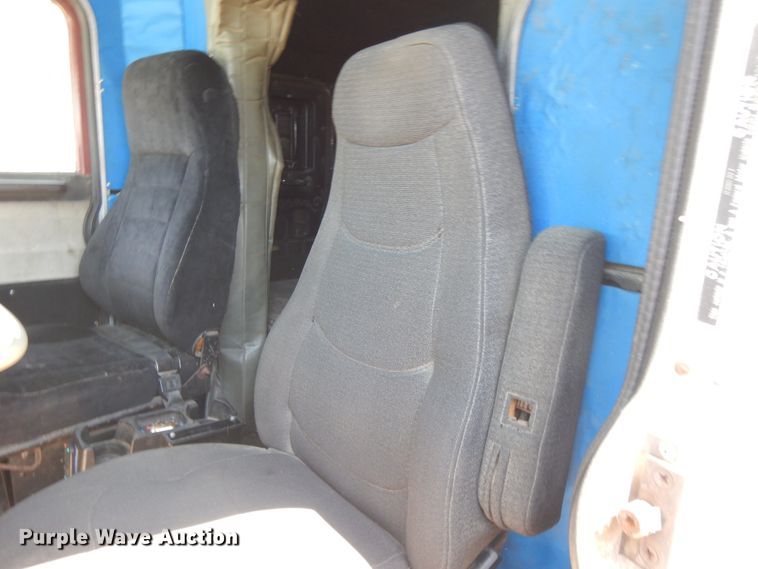 image for item DE5592 1986 Peterbilt 379 semi truck