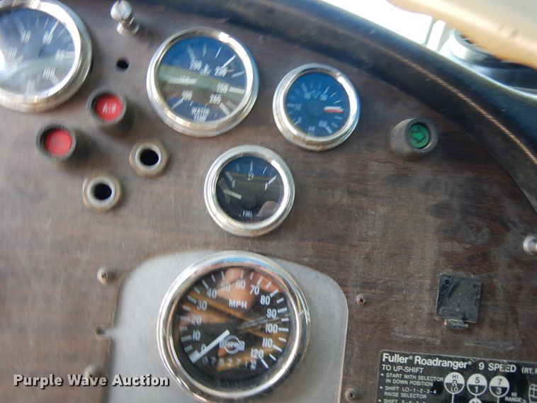 image for item DE5592 1986 Peterbilt 379 semi truck