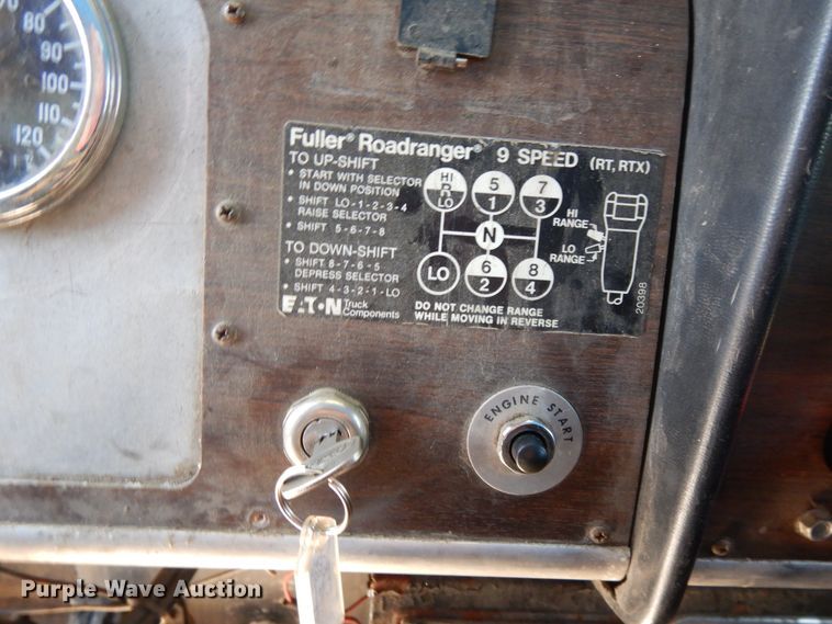 image for item DE5592 1986 Peterbilt 379 semi truck