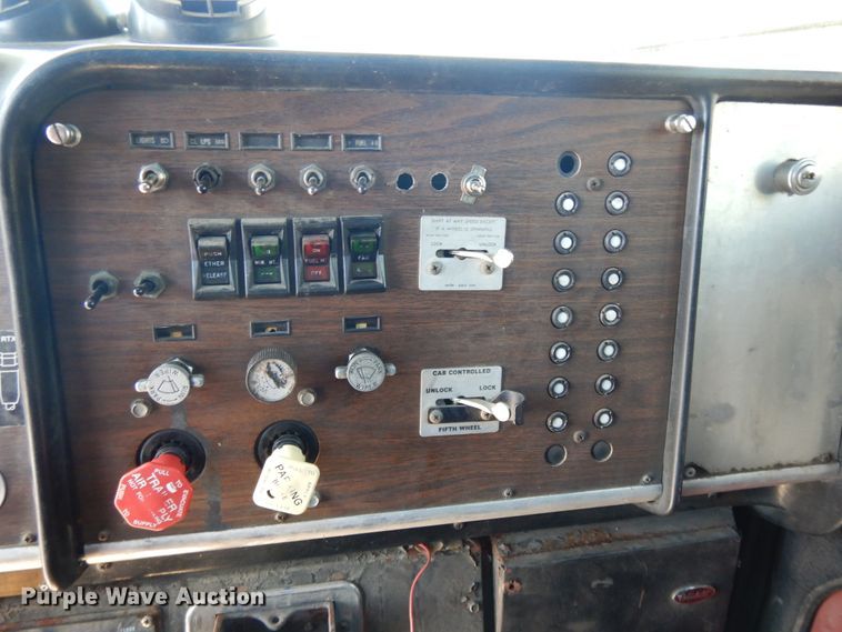 image for item DE5592 1986 Peterbilt 379 semi truck