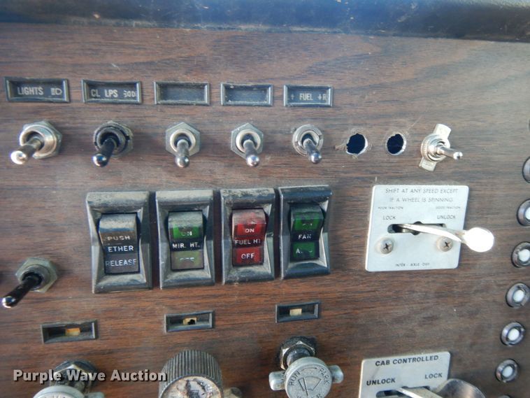 image for item DE5592 1986 Peterbilt 379 semi truck