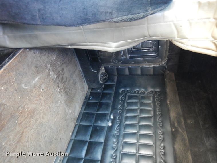 image for item DE5592 1986 Peterbilt 379 semi truck