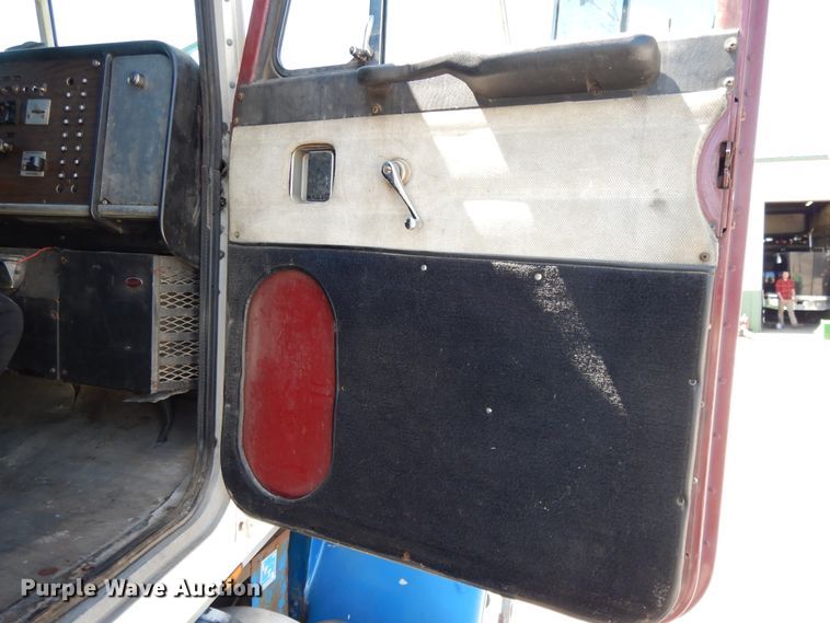 image for item DE5592 1986 Peterbilt 379 semi truck