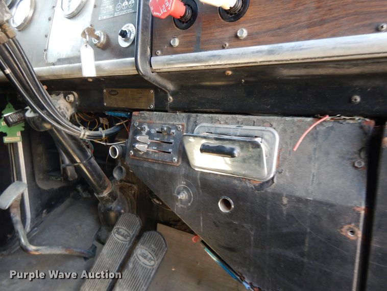 image for item DE5592 1986 Peterbilt 379 semi truck