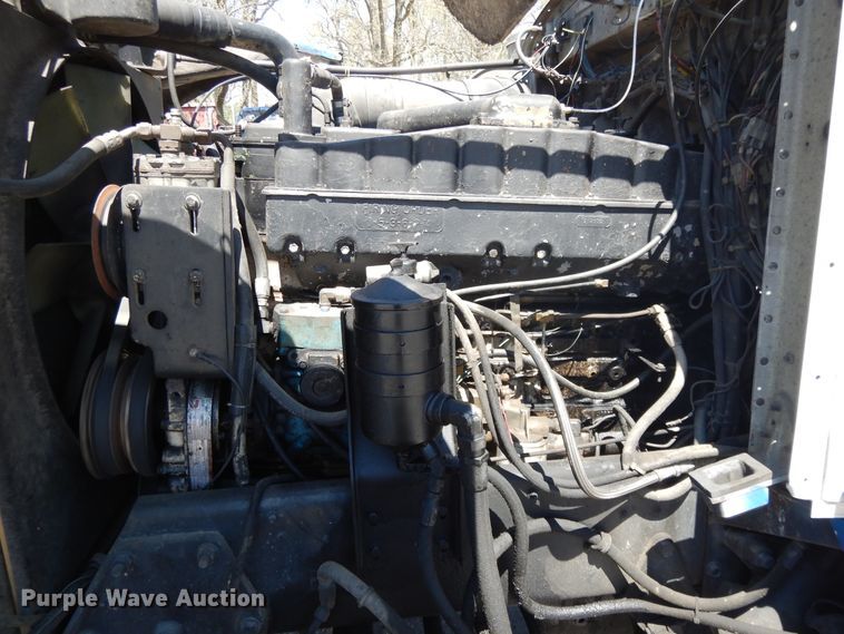 image for item DE5592 1986 Peterbilt 379 semi truck