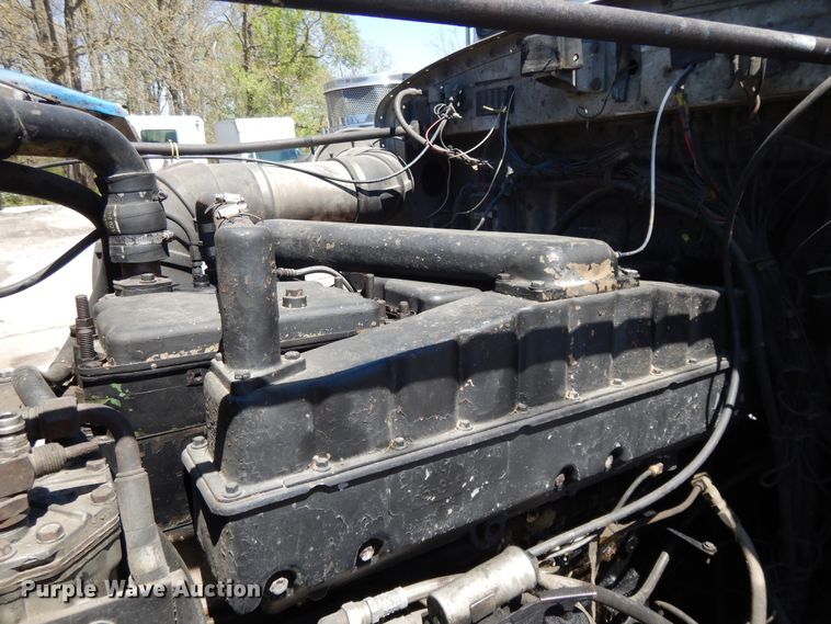 image for item DE5592 1986 Peterbilt 379 semi truck