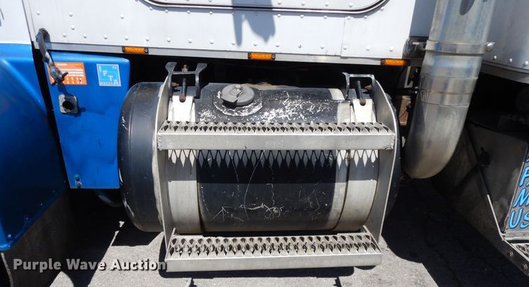 image for item DE5592 1986 Peterbilt 379 semi truck