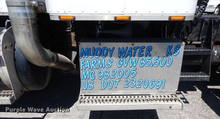 image for item DE5592 1986 Peterbilt 379 semi truck