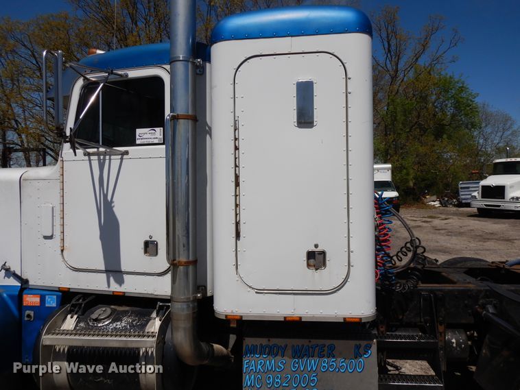 image for item DE5592 1986 Peterbilt 379 semi truck