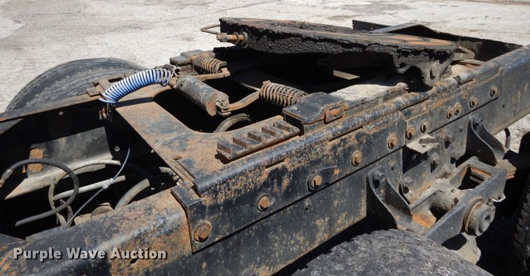 image for item DE5592 1986 Peterbilt 379 semi truck