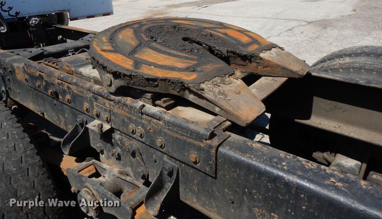 image for item DE5592 1986 Peterbilt 379 semi truck