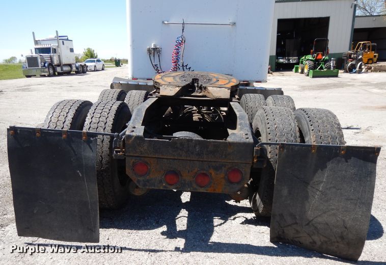 image for item DE5592 1986 Peterbilt 379 semi truck