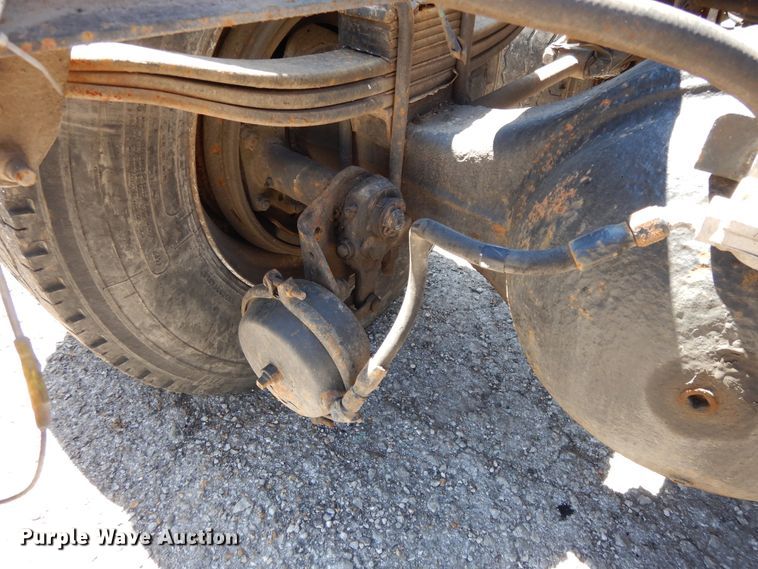 image for item DE5592 1986 Peterbilt 379 semi truck