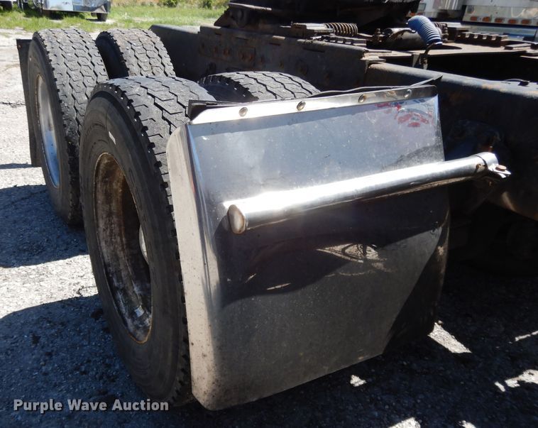 image for item DE5592 1986 Peterbilt 379 semi truck