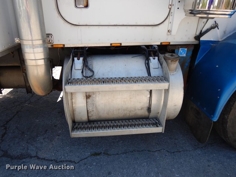 image for item DE5592 1986 Peterbilt 379 semi truck