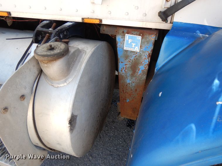 image for item DE5592 1986 Peterbilt 379 semi truck