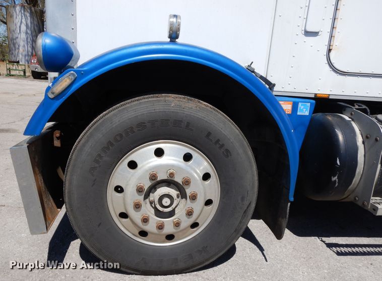 image for item DE5592 1986 Peterbilt 379 semi truck