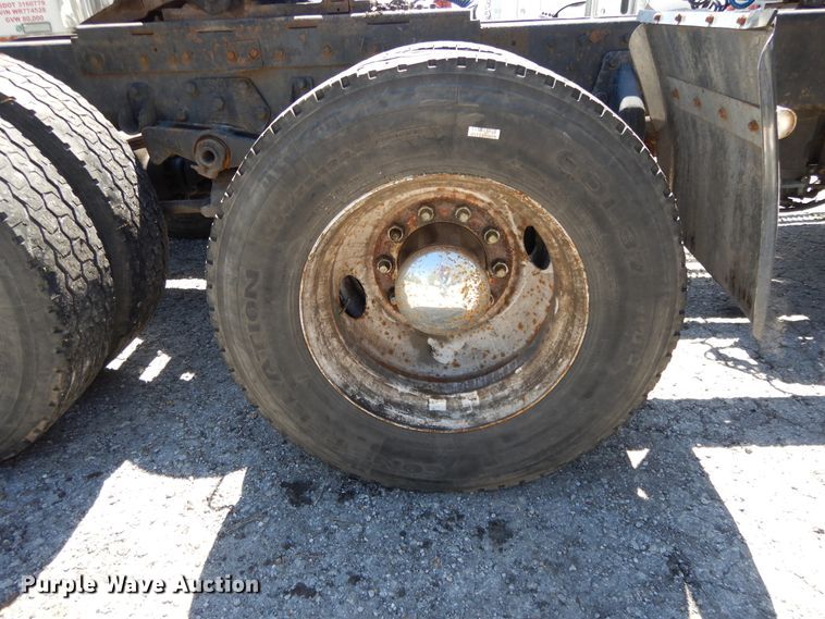 image for item DE5592 1986 Peterbilt 379 semi truck