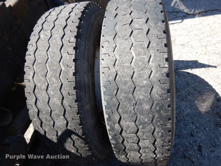 image for item DE5592 1986 Peterbilt 379 semi truck