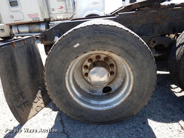 image for item DE5592 1986 Peterbilt 379 semi truck