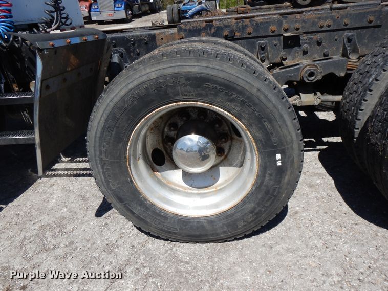 image for item DE5592 1986 Peterbilt 379 semi truck