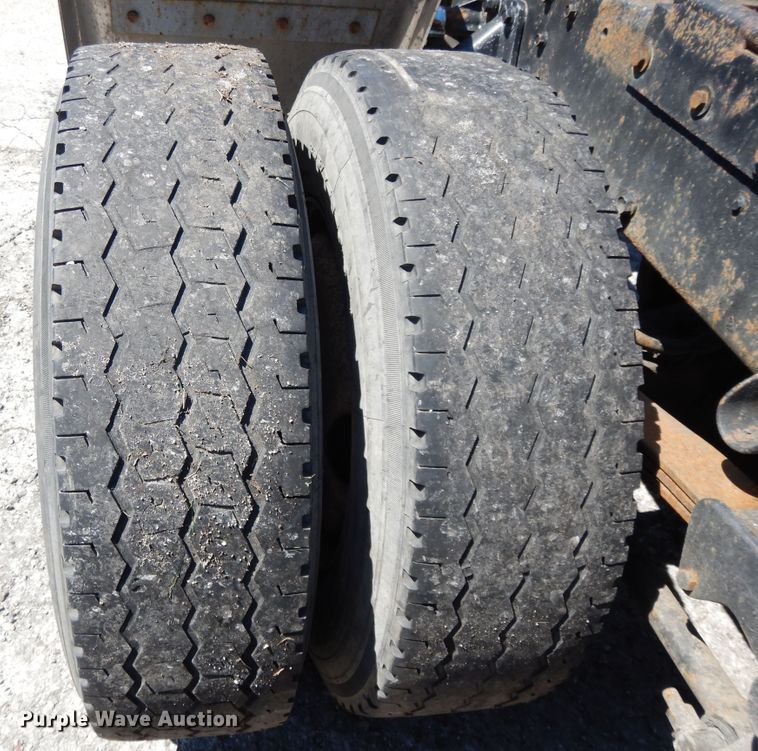 image for item DE5592 1986 Peterbilt 379 semi truck