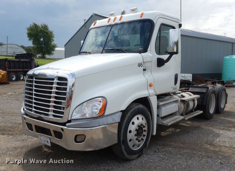 image for item DF5241 2008 Freightliner Cascadia  semi truck