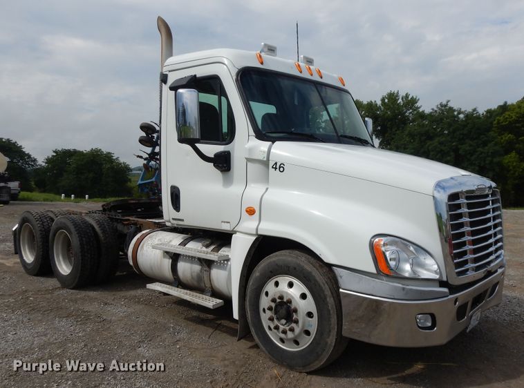 image for item DF5241 2008 Freightliner Cascadia  semi truck