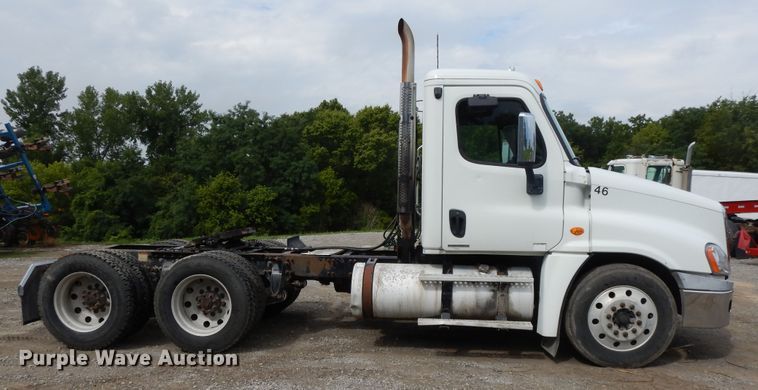 image for item DF5241 2008 Freightliner Cascadia  semi truck