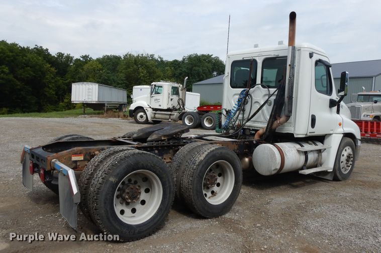 image for item DF5241 2008 Freightliner Cascadia  semi truck