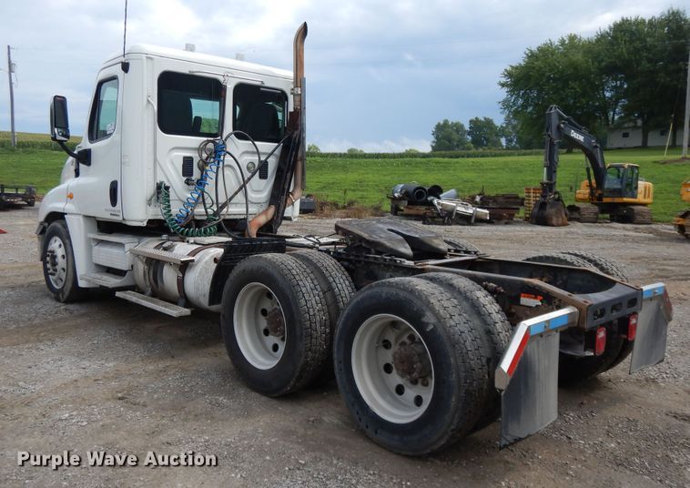 image for item DF5241 2008 Freightliner Cascadia  semi truck